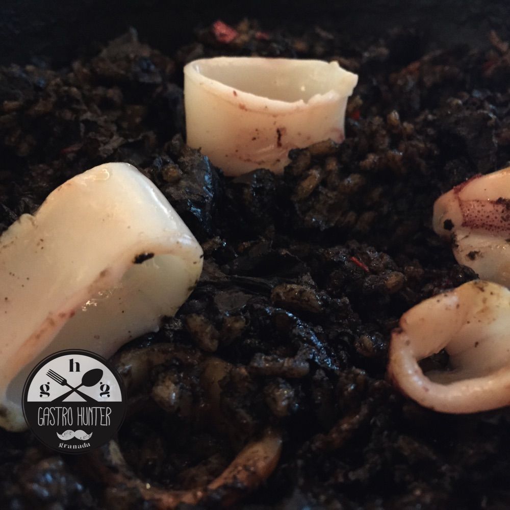 Arroz negro con chipirón
