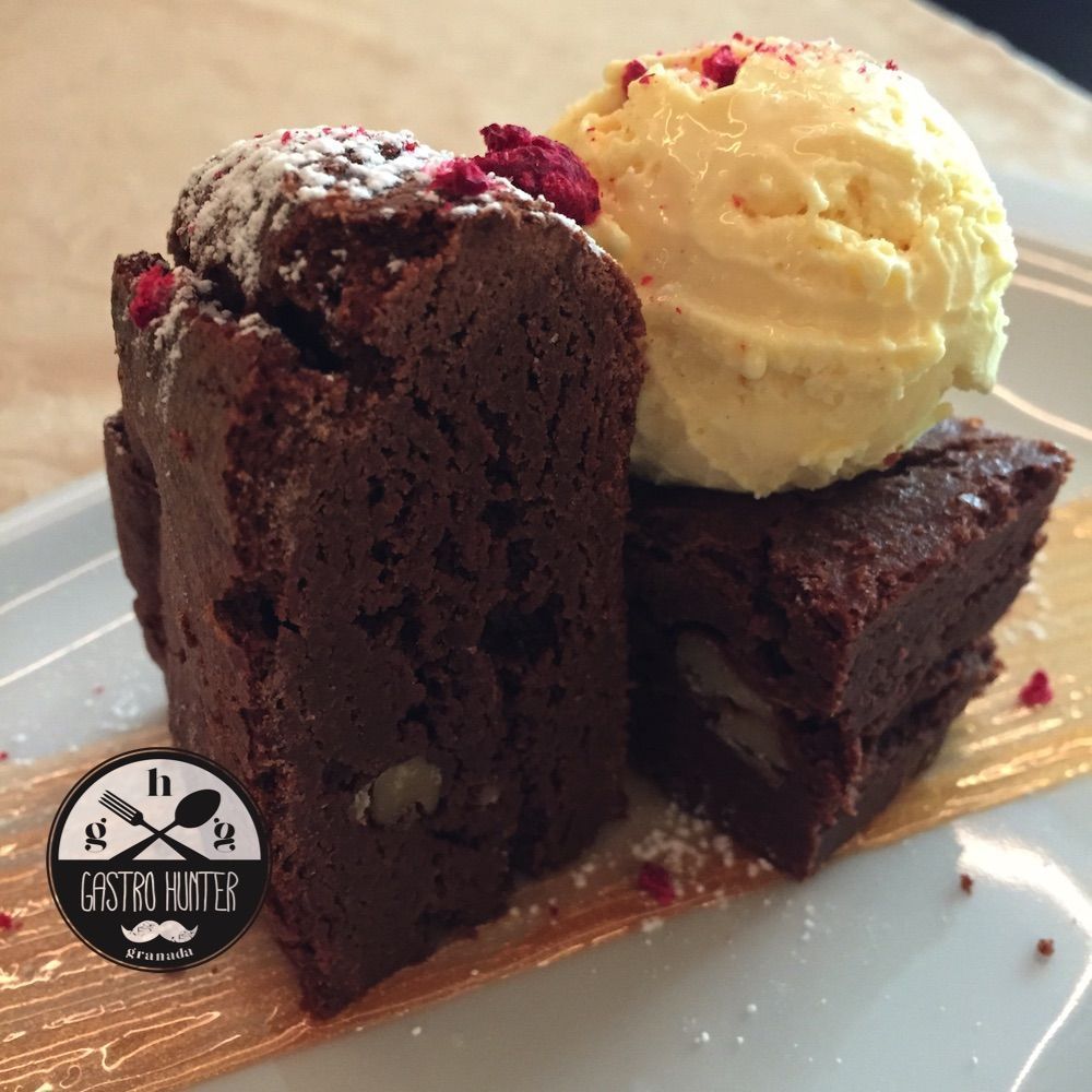 Brownie de chocolate con helado de vainilla