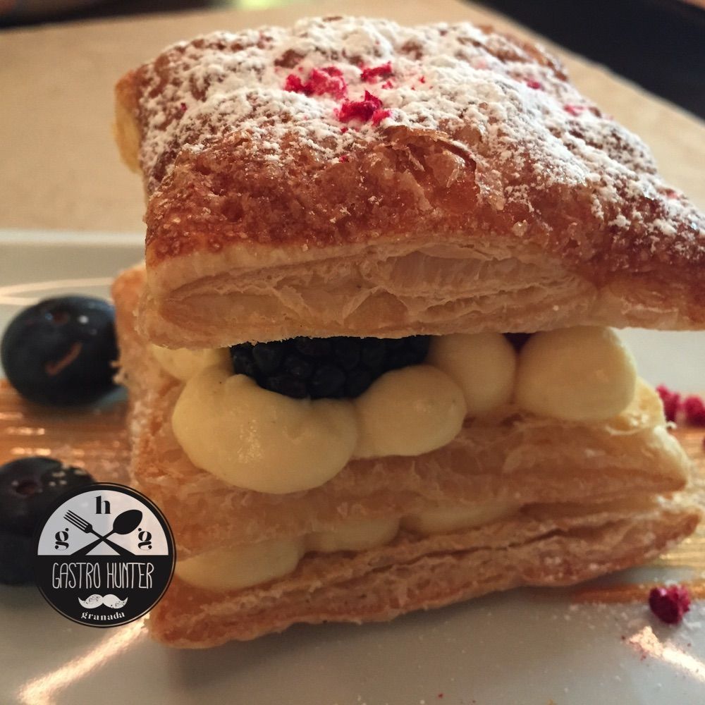 Milhojas con cremoso de chocolate blanco y frutos rojos