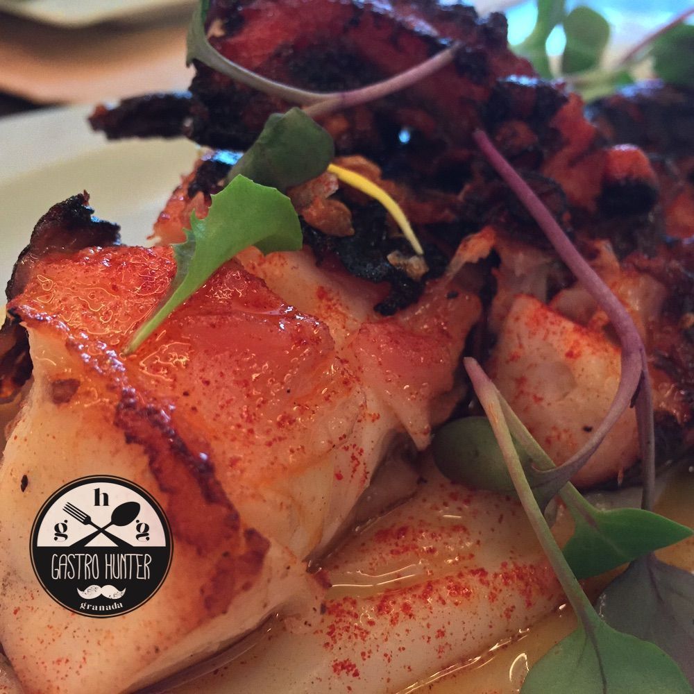 Pulpo asado con puré de coliflor