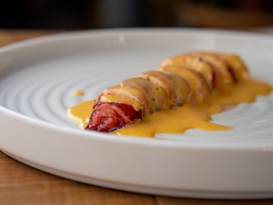 bogavante y yema de huevo en barrunto de juan víu - barbate - cádiz